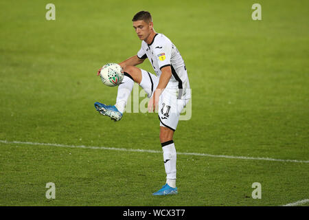 Swansea, Großbritannien. 28 Aug, 2019. Kristoffer Peterson von Swansea City in Aktion. Carabao cup 2 runde, EFL Cup, Swansea City v Cambridge Utd im Liberty Stadium in Swansea, Südwales am Mittwoch, den 28. August 2019. Dieses Bild dürfen nur für redaktionelle Zwecke verwendet werden. Nur die redaktionelle Nutzung, eine Lizenz für die gewerbliche Nutzung erforderlich. Keine Verwendung in Wetten, Spiele oder einer einzelnen Verein/Liga/player Publikationen. pic von Andrew Obstgarten/Credit: Andrew Orchard sport Fotografie/Alamy leben Nachrichten Stockfoto