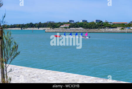 La Rochelle, Frankreich - 14. Mai 2019: Segeln Boote direkt vor dem Vieux Port de La Rochelle in Frankreich Stockfoto