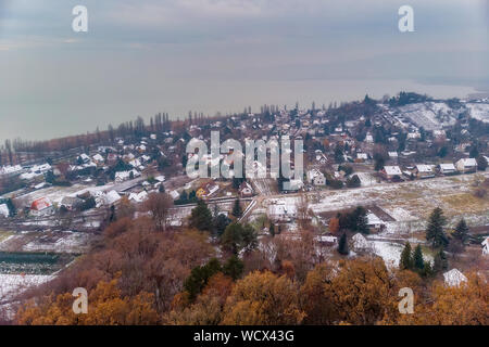 Antenne winter sunset Landschaft von ungarischen Dorf Balatongyorok, Plattensee in Ungarn Stockfoto