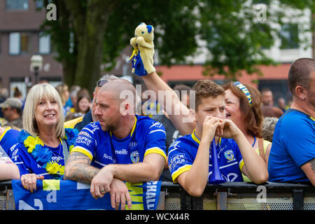 Warrington Wolves die Koralle Challlenge Cup zurück Home - Verrußte verbindet die Fans Stockfoto