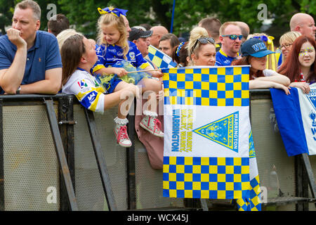 Warrington Wolves die Koralle Challlenge Cup zurück home-fans warten, gegen das Fechten Stockfoto