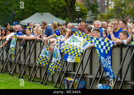 Warrington Wolves die Koralle Challlenge Cup zurück home-fans warten, gegen das Fechten Stockfoto