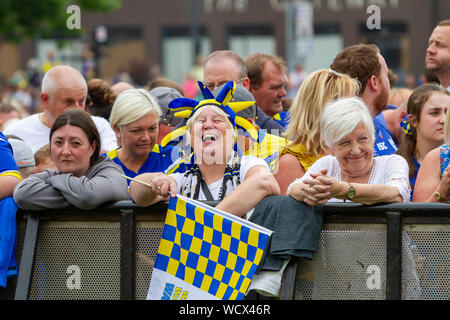 Warrington Wolves die Koralle Challlenge Cup zurück Home - Anhänger Lean auf dem Zaun und verschiedene Emotionen zeigen Stockfoto