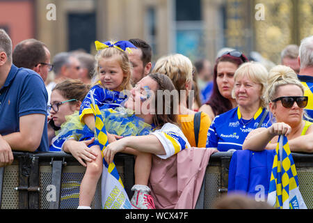 Warrington Wolves die Koralle Challlenge Cup zurück nach Hause zu bringen - die Mutter ihre Tochter knuddel Stockfoto