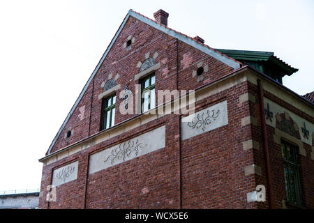 Klaipeda, Litauen - 28. Juli 2019: Traditionelles rotes Backsteinhaus Stockfoto