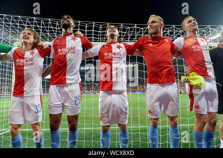 Sinobo Stadium, Prag. 28 Aug, 2019. Fußball-Spieler von Slavia Prag (Team) feiern einen Sieg nach der Fußball Champions League 4.Vorrunde Rückspiel: Slavia Prag vs Cluj-Napoca in Sinobo Stadion, Prag, Tschechische Republik, 28. August 2019. Credit: Katerina Sulova/CTK Photo/Alamy leben Nachrichten Stockfoto