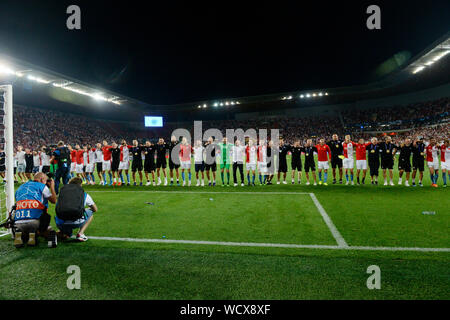 Sinobo Stadium, Prag. 28 Aug, 2019. Fußball-Spieler von Slavia Prag (Team) feiern einen Sieg nach der Fußball Champions League 4.Vorrunde Rückspiel: Slavia Prag vs Cluj-Napoca in Sinobo Stadion, Prag, Tschechische Republik, 28. August 2019. Credit: Katerina Sulova/CTK Photo/Alamy leben Nachrichten Stockfoto