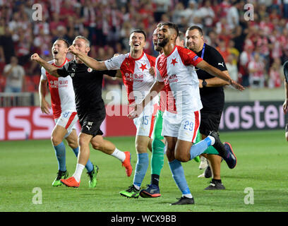 Sinobo Stadium, Prag. 28 Aug, 2019. Fußball-Spieler von Slavia Prag (Team) feiern einen Sieg nach der Fußball Champions League 4.Vorrunde Rückspiel: Slavia Prag vs Cluj-Napoca in Sinobo Stadion, Prag, Tschechische Republik, 28. August 2019. Credit: Katerina Sulova/CTK Photo/Alamy leben Nachrichten Stockfoto