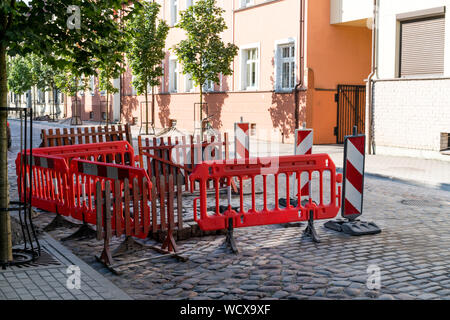 Klaipeda, Litauen - 28. Juli 2019: Straße im Bau zäune und Verkehrszeichen Stockfoto