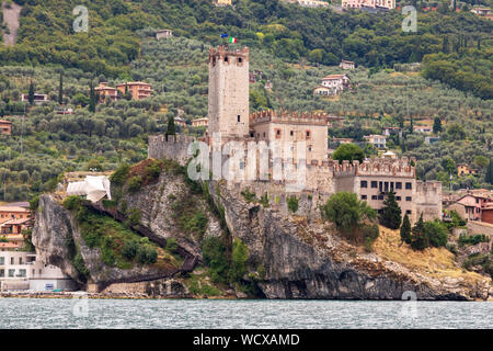 Malcesine Schloss Gardasee Italien. Blick vom See. Stockfoto