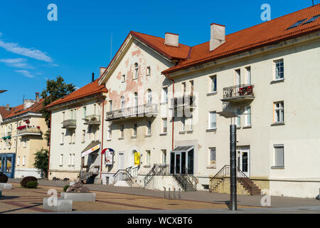 Klaipeda, Litauen - 28. Juli 2019: weißes Gebäude in Mazvydas Gasse, Klaipeda Stockfoto