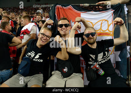 Sinobo Stadium, Prag. 28 Aug, 2019. Fans von Slavia feiern einen Sieg nach der Fußball Champions League 4.Vorrunde Rückspiel: Slavia Prag vs Cluj-Napoca in Sinobo Stadion, Prag, Tschechische Republik, 28. August 2019. Credit: Katerina Sulova/CTK Photo/Alamy leben Nachrichten Stockfoto