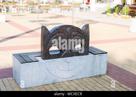 Klaipeda, Litauen - 28. Juli 2019: Dekorativ - Monument Bank Katze in Mazvydas Gasse, Klaipeda Stockfoto