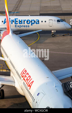 Der internationale Flughafen Düsseldorf, DUS, Iberia und Air Europa Express von Spanien, Stockfoto