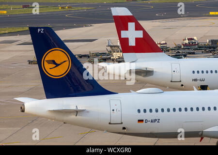 Der internationale Flughafen Düsseldorf, DUS, Lufthansa Airbus A 320-211 und Swiss Airbus A 320-214, am Tor, Stockfoto