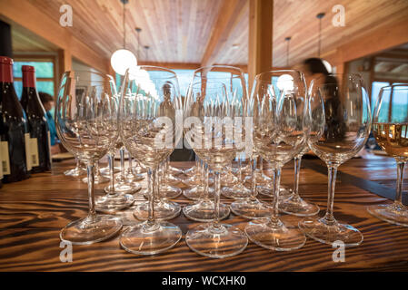 Wein und Gläser in der Vorbereitung für einen Wein Abendessen im minam River Lodge in Oregon Wallowa Mountains. Stockfoto