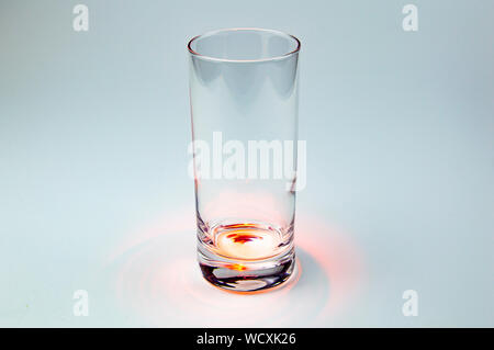 Leere Glas transparent Glas mit Farbe Beleuchtung. Hintergrundbild. Stockfoto