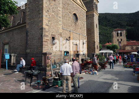 Wochenmarkt vor der Iglesia de San Vicente, San Sebastián, Kantabrien, Spanien Stockfoto