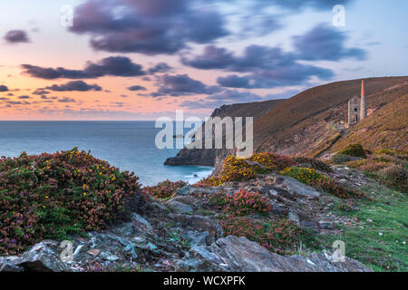 Towanroath Welle, Wheal Coates, in der Nähe von St. Agnes in North Cornwall, England. Mittwoch 28. August 2019. UK Wetter. Nach einem Bann von heißen und vereinbarte Wetter einschliesslich der heissesten Bank Holiday auf Aufzeichnung, Mittwoch sieht eine Änderung an Nass- und ungeklärten Bedingungen in Cornwall. Am späten Nachmittag schließlich brechen die Wolken auf und der Wind wie die Sonne über der Welle an Towanroath Wheal Coates in St. Agnes Beacon. Credit: Terry Mathews/Alamy leben Nachrichten Stockfoto