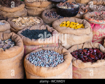 Taschen von Gewürzen für Verkauf in Spice Market, Kochi (Cochin) Kochi, Kerala, Indien, Asien Stockfoto