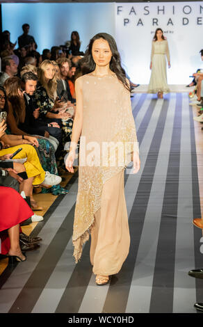 Manhattan, New York, USA - 27. August 2019: Fashion Parade bei Christie's. South Asian Designs von Ali Xeeshan, Delhi Vintage Co., Elan durch Khadijah Shah Stockfoto