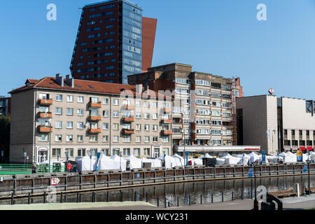 Klaipeda, Litauen - 28. Juli 2019: Weiße event Zelte, Sea Festival. Alte Wohnhäuser im Hintergrund Stockfoto