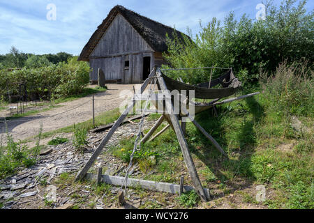 Historischen Schiffbau Rack und Haus mit Strohdach im rekonstruierten Wikingerdorf Hedeby am Schlei an der Ostsee im Norden Stockfoto