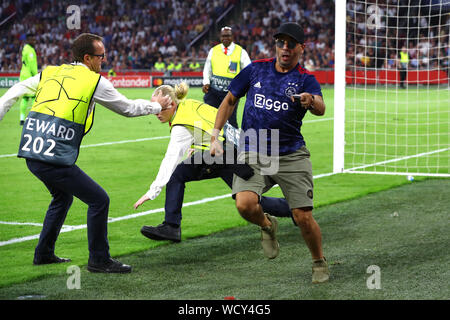 28. august 2019 Amsterdam, Niederlande Fußball, Champions League Play-off Ajax / APOEL Nicosia 28-08-2019: Voetbal: Ajax / APOEL Nicosia: Amsterdam L-R: Streaker Stockfoto