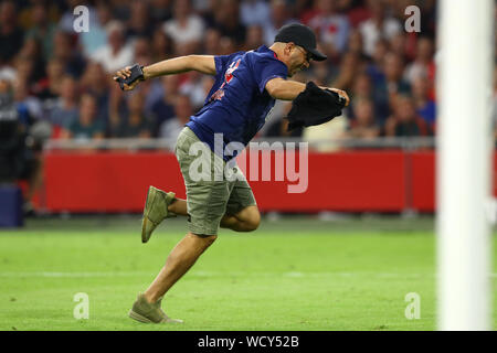 28. august 2019 Amsterdam, Niederlande Fußball, Champions League Play-off Ajax / APOEL Nicosia 28-08-2019: Voetbal: Ajax / APOEL Nicosia: Amsterdam L-R: Streaker Stockfoto