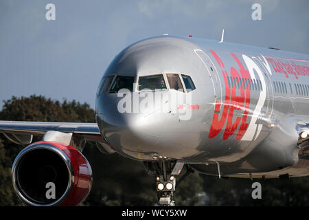 Jet2 Boeing 737 Passenger Jet, das Rollen am Flughafen Leeds Bradford Stockfoto