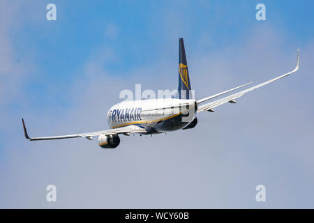 Ryanair Boeing 737 Passenger Jet, im Flug, Fliegen weg von der Kamera Stockfoto