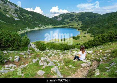 Unglaubliche Aussicht, zireiner See in Tirol alm mountins Österreich mit einer Frau sitzt Stockfoto