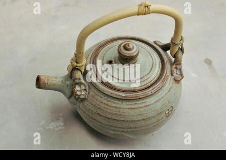 Nahaufnahme einer grauen alten Teekanne Stockfoto