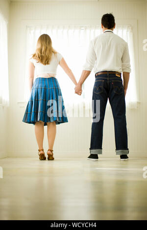 Rückansicht des paar Hand in Hand Stockfoto