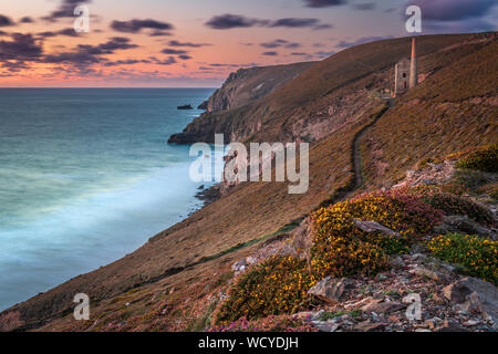 Towanroath Welle, Wheal Coates, in der Nähe von St. Agnes in North Cornwall, England. Mittwoch 28. August 2019. UK Wetter. Nach einem Bann von heißen und vereinbarte Wetter einschliesslich der heissesten Bank Holiday auf Aufzeichnung, Mittwoch sieht eine Änderung an Nass- und ungeklärten Bedingungen in Cornwall. Am späten Nachmittag schließlich brechen die Wolken auf und der Wind wie die Sonne über der Welle an Towanroath Wheal Coates in St. Agnes Beacon. Credit: Terry Mathews/Alamy leben Nachrichten Stockfoto