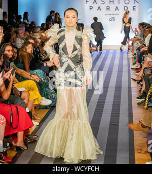 Manhattan, New York, USA - 27. August 2019: Fashion Parade bei Christie's. South Asian Designs von Ali Xeeshan, Delhi Vintage Co., Elan durch Khadijah Shah Stockfoto