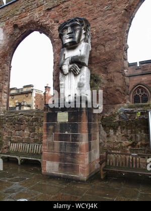 Ecce Homo Statue von Sir Jacob Epstein an der Ruine der Kathedrale von Coventry, Coventry, West Midlands, England, Großbritannien, im Zweiten Weltkrieg zerstört 2. Stockfoto