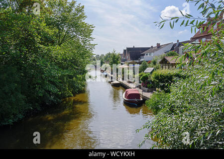 Gracht oder den Kanal mit Booten und Ufer Gärten in Friedrichstadt, die wunderschöne Stadt und Reiseziel im Norden Deutschlands durch niederländische Siedler gegründet Stockfoto