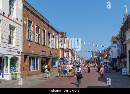 Blick entlang besetzt North Street wohlhabenden Einkaufsviertel in Chichester, eine Stadt und Hauptstadt der Grafschaft West Sussex, Südengland, Großbritannien an einem sonnigen Sommertag Stockfoto