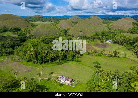 Antenne drone Ansicht der Kalkstein Karst in der Chocolate Hills von Bohol, Philippinen Stockfoto