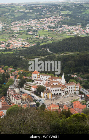 Luftaufnahme des nationalen Palastes von Sintra (Palácio Nacional de Sintra) oder des Stadtpalastes vom Schloss der Mauren in Sintra, Portugal. Stockfoto