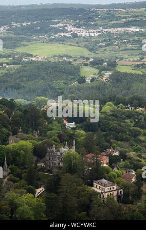 Luftbild der Quinta da Regaleira AKA Der Palast von Monteiro, der Millionär, vom Schloss der Mauren in Sintra, Portugal aus gesehen. Stockfoto