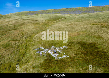 Antenne drone Blick auf ein altes Flugzeug (Vampir) Wrack an den Hängen des Ventilator Hir in die Brecon Beacons, Wales Stockfoto