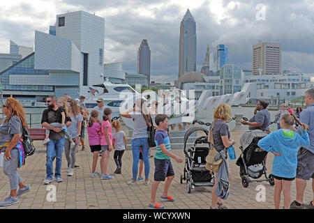 Sommermassen füllen den Northcoast Harbour Voinovich Park in der Nähe der Innenstadt von Cleveland, Ohio, USA Stockfoto