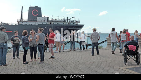 Die Menschen genießen den See Erie Waterfront Voinovich Park auf der Nordküste Hafen von Cleveland, Ohio, USA während einer Sommerveranstaltung. Stockfoto