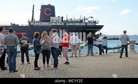 Der Voinovich Park im Northcoast Harbour vor dem Eriesee in Cleveland, Ohio, ist ein beliebter Ort für Sommerveranstaltungen und Festivals. Stockfoto