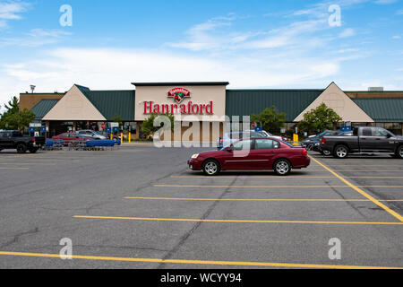 Ein hannaford Supermarket mit Fahrzeugen und Kunden auf dem Parkplatz in Amsterdam, NY, USA, eine Einzelhandelskette Lebensmittelgeschäft Stockfoto