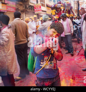 Jungen feiern Holi Holiday, Mathura, Uttar Pradesh, Indien, Asien Stockfoto