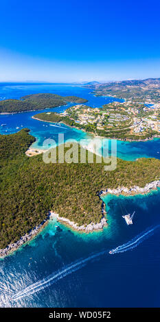 Luftaufnahme von iconic Paradies Sandstrände mit türkisblauem Meer in komplexen Inseln von Agios Nikolaos und Mourtos in Sivota, Epirus, GRIECHENLAND Stockfoto