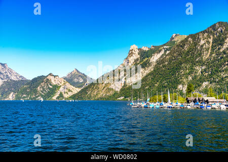 Blick auf den Traunsee, dem Traunsee von Ebensee mit Boote, Segelboot, Segelboote, Alpen Berge in der Nähe Traunkirchen, Bad Ischl. Salzkammergut, Oberosterreic Stockfoto